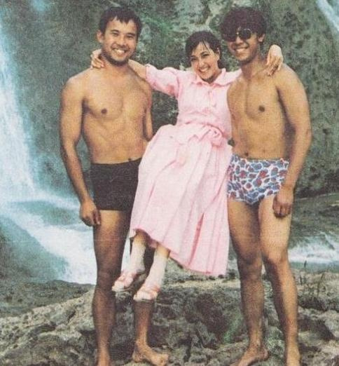 国产亚洲精品AAAA片在线播放