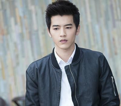 高质量动漫 会发现每一个眼神的量动游移海报